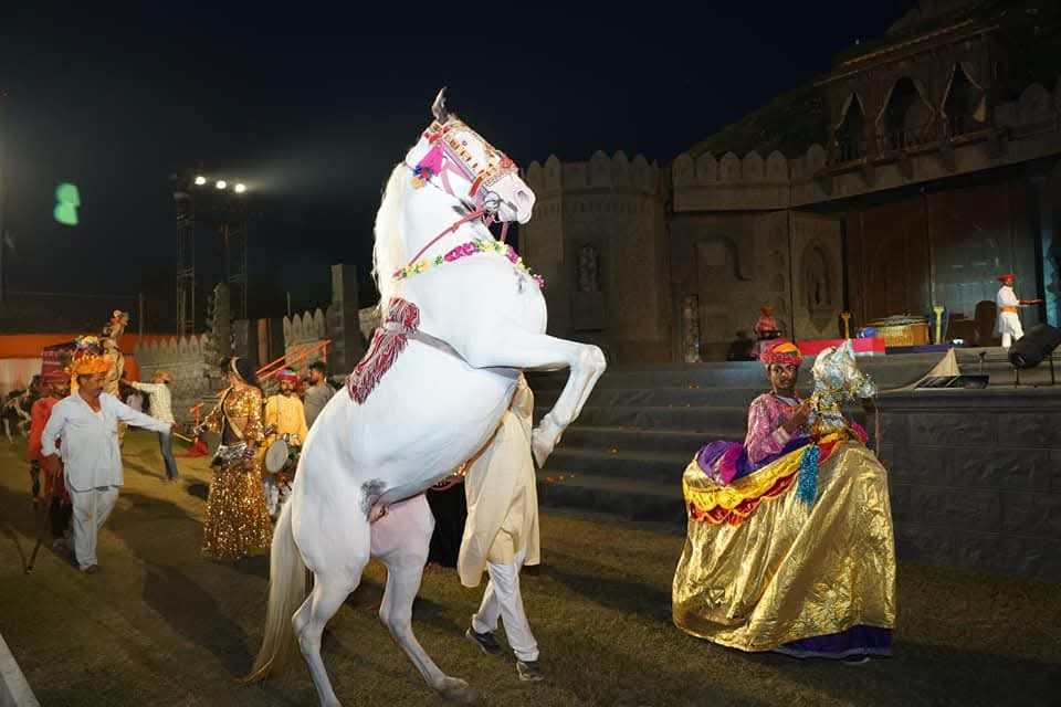 जाणता राजा की पूर्व प्रस्तुतियों के दृश्य।