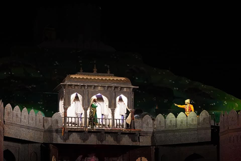 जाणता राजा की पूर्व प्रस्तुतियों के दृश्य।