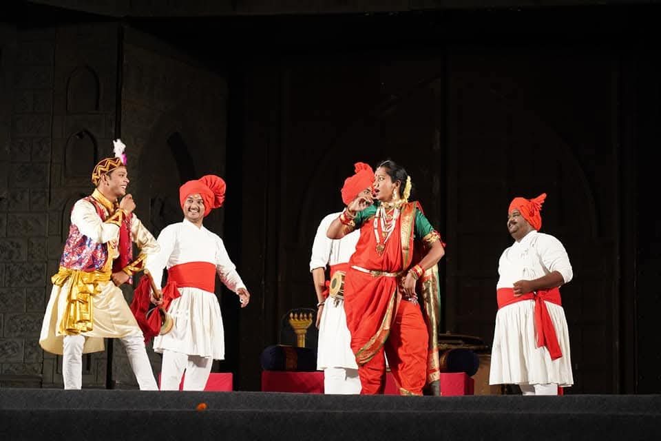जाणता राजा की पूर्व प्रस्तुतियों के दृश्य।