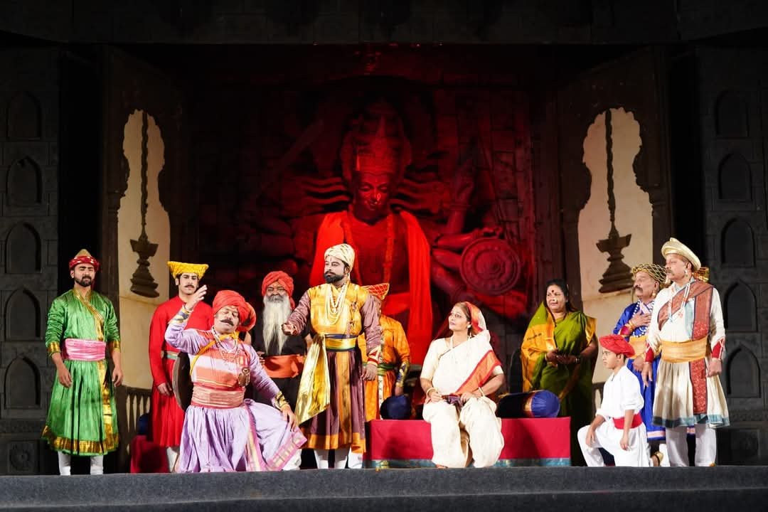 जाणता राजा की पूर्व प्रस्तुतियों के दृश्य।