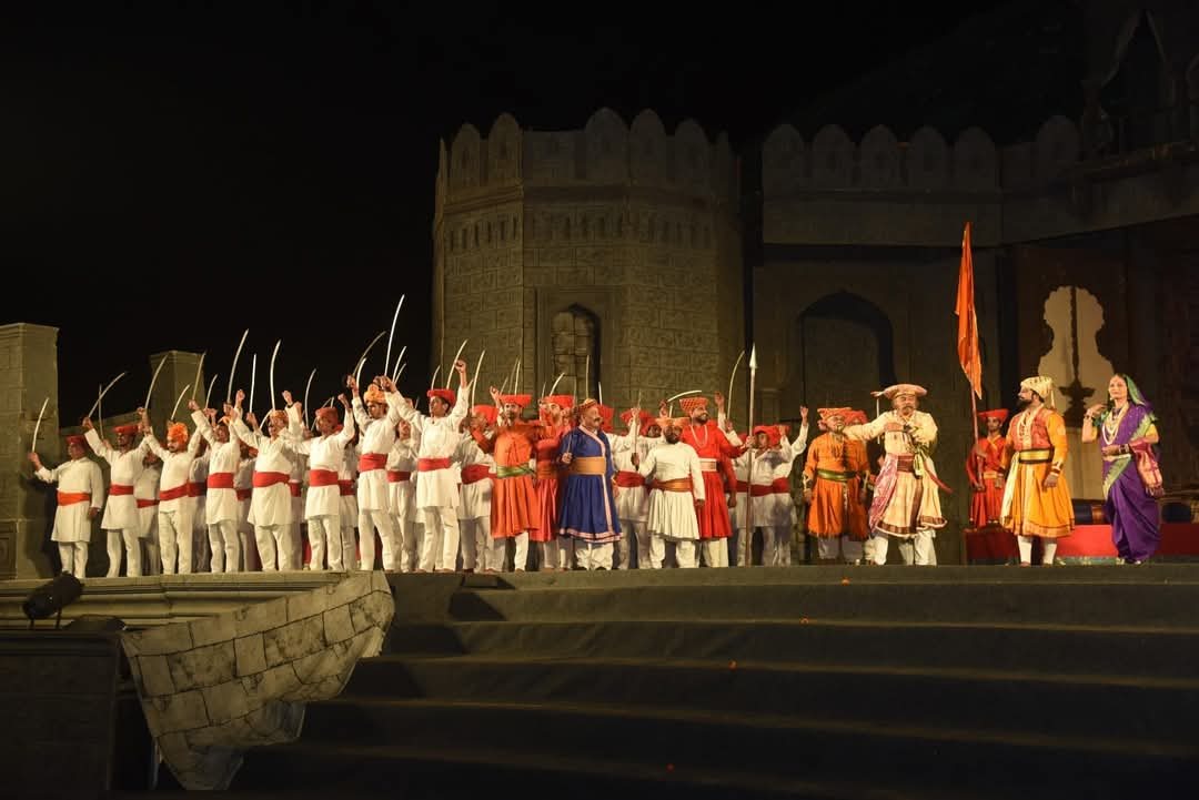 जाणता राजा की पूर्व प्रस्तुतियों के दृश्य।