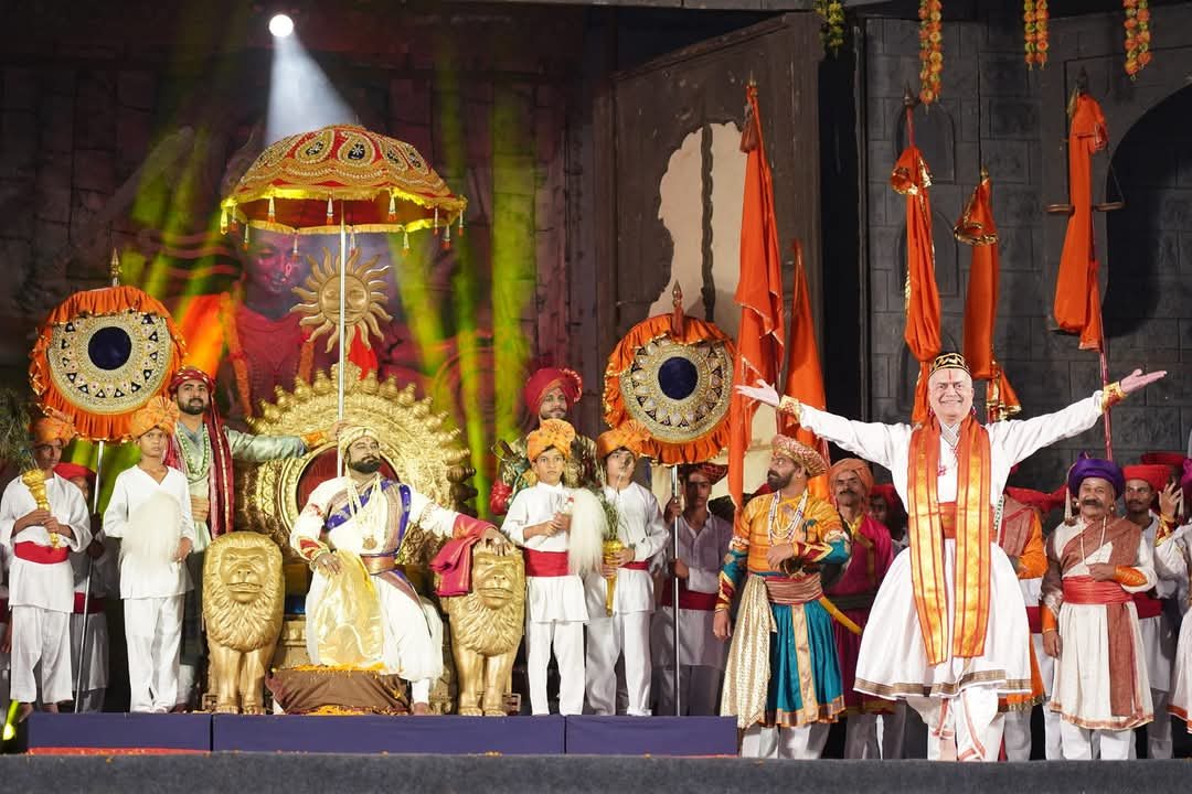 जाणता राजा की पूर्व प्रस्तुतियों के दृश्य।
