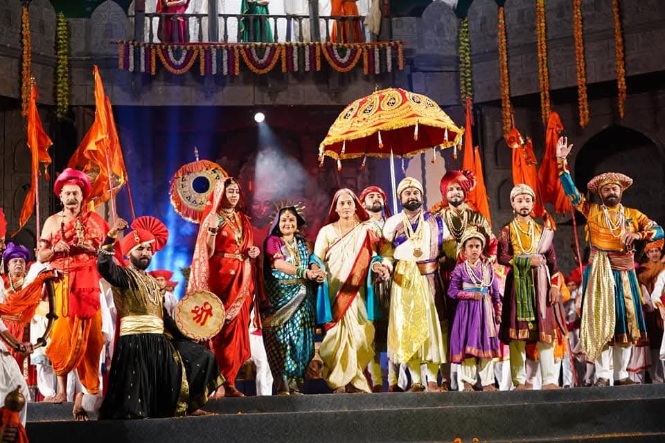 जाणता राजा की पूर्व प्रस्तुतियों के दृश्य।