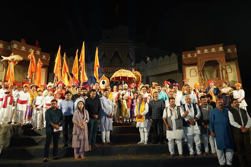 जाणता राजा की पूर्व प्रस्तुतियों के दृश्य।
