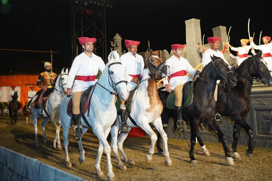 जाणता राजा की पूर्व प्रस्तुतियों के दृश्य।