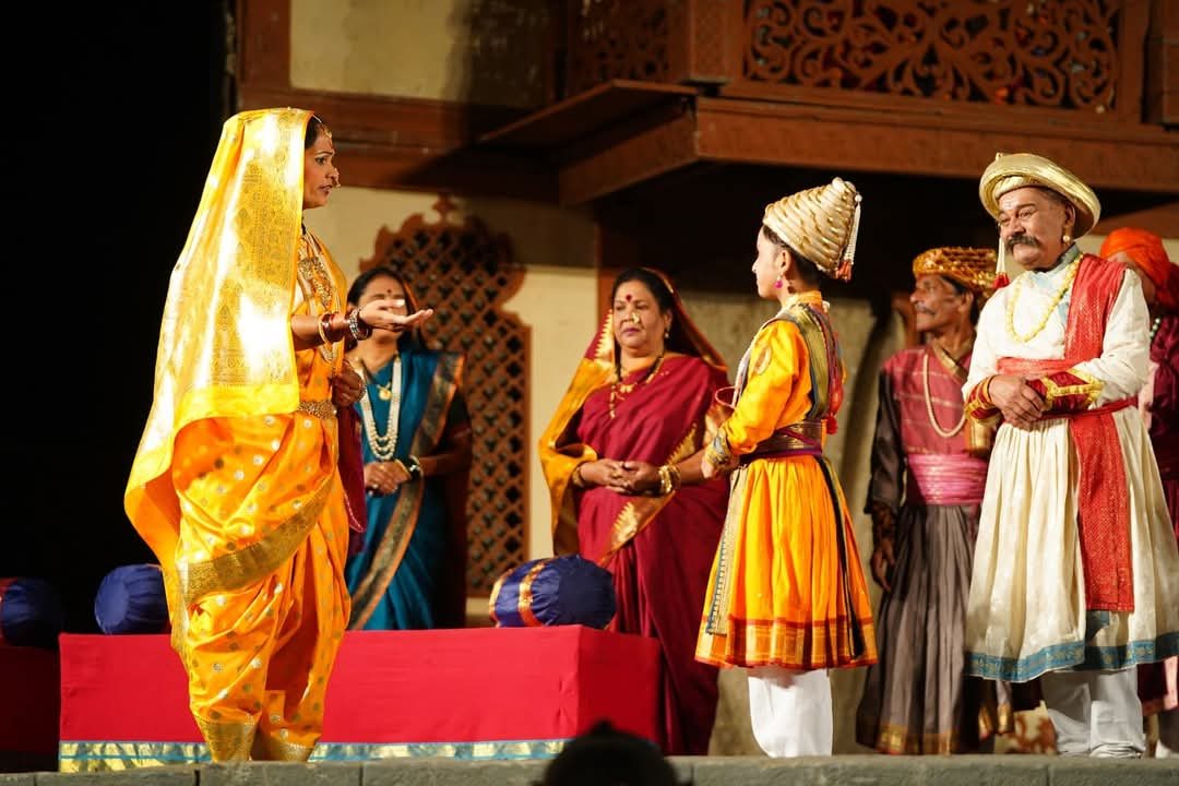 जाणता राजा की पूर्व प्रस्तुतियों के दृश्य।