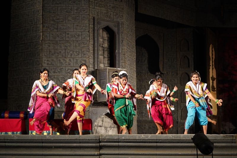 जाणता राजा की पूर्व प्रस्तुतियों के दृश्य।