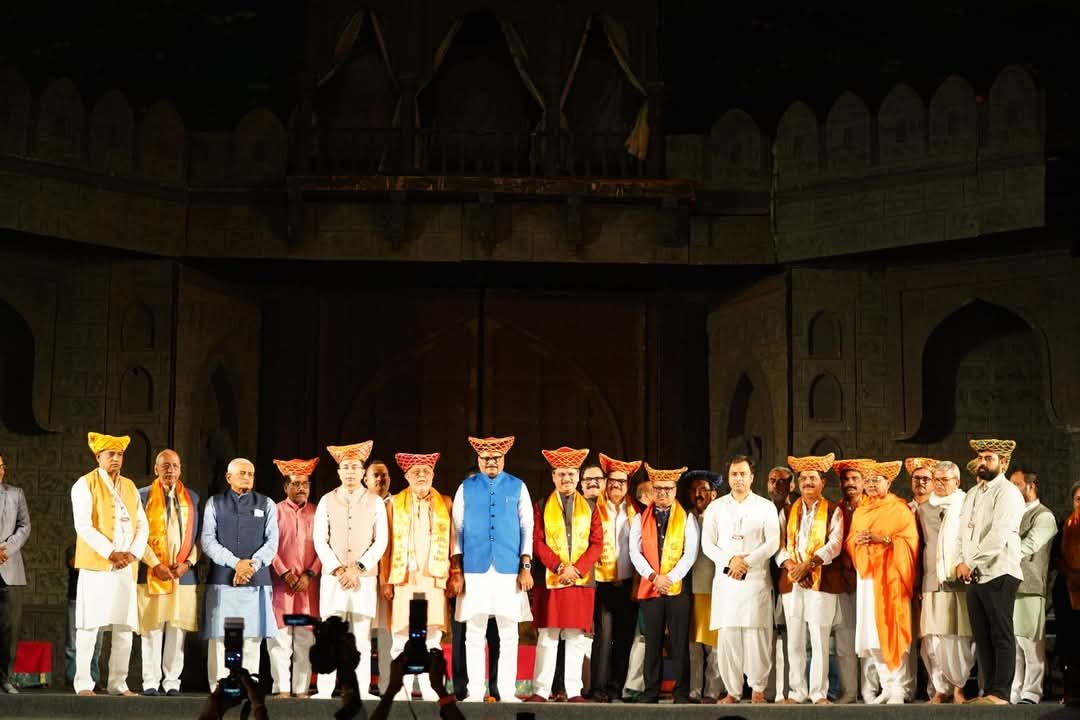 जाणता राजा की पूर्व प्रस्तुतियों के दृश्य।