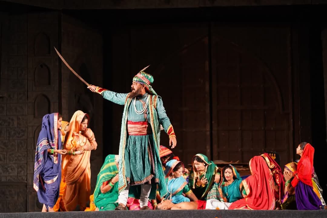 जाणता राजा की पूर्व प्रस्तुतियों के दृश्य।